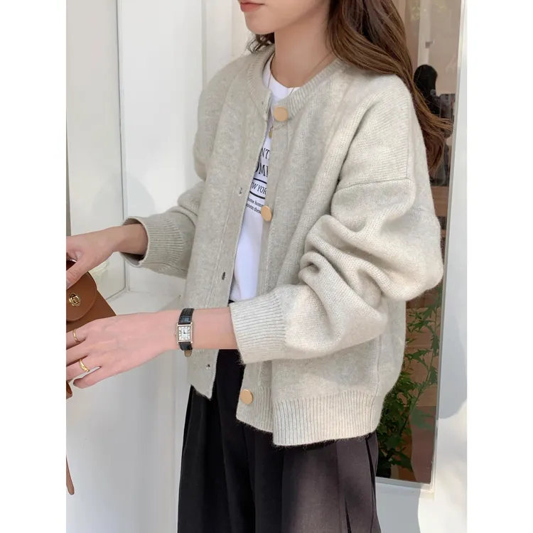 温柔松弛感针织开衫女今年早秋装新款覆古钮扣上衣宽松外套毛衣女