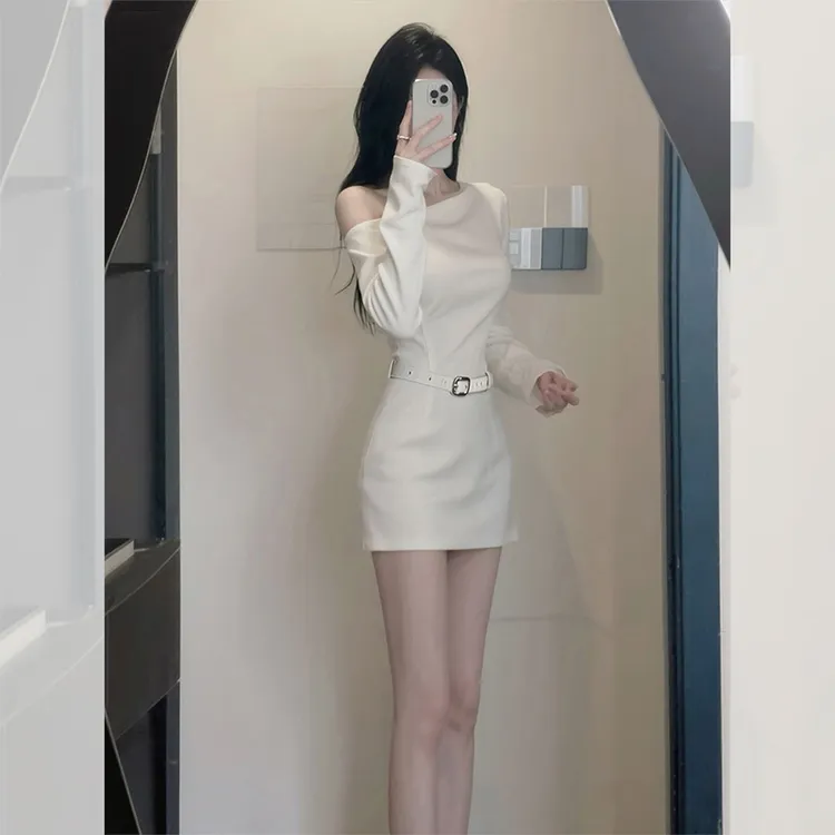 禅意仙气飘飘高级感收腰长袖包臀裙女秋冬内搭打底白色斜肩连衣裙
