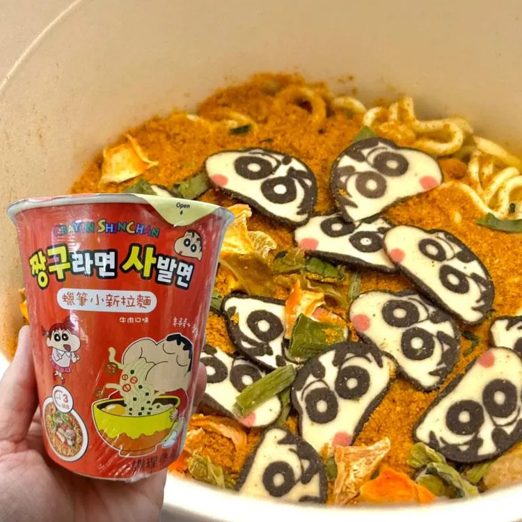 蜡笔小新泡面拉面全家限定联名杯面泡面古力脆巧克力夹心饼干吧唧