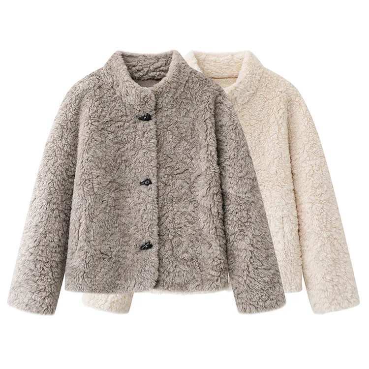 2025年冬季新厚款休闲风三粒扣落肩袖女金扣毛绒短外套冬季直下摆
