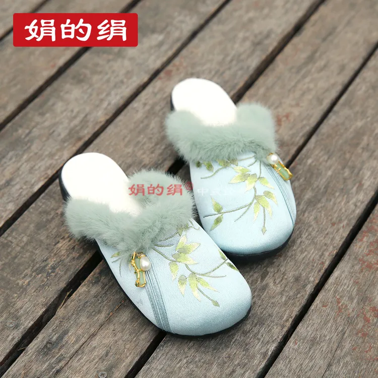 2026冬季缎面女式包头拖鞋居家外出平底刺绣半拖民族风绣花妈妈鞋