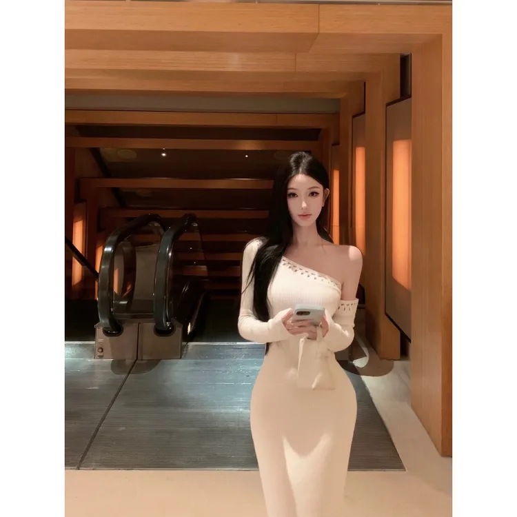 法式纯欲风气质斜肩针织连衣裙女秋季修身显瘦紧身性感包臀长裙子