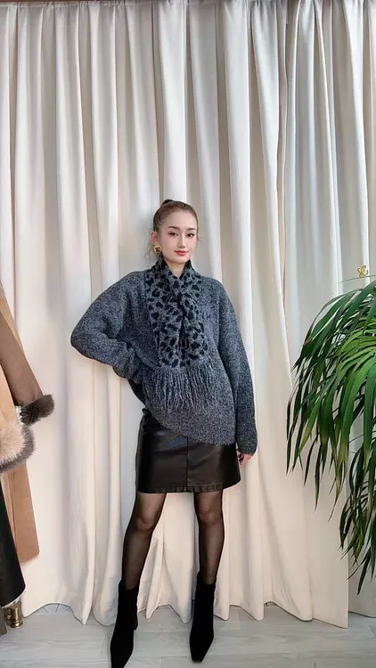 宽松时尚毛衣+半身皮裙 