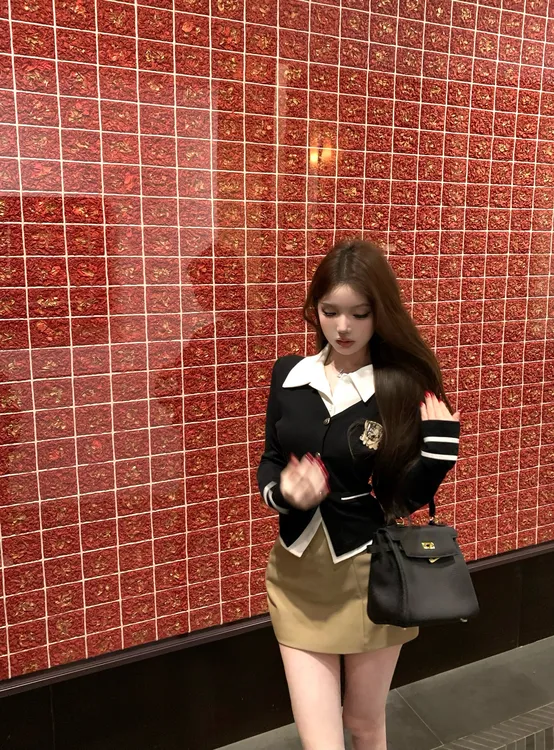 女高留学生 清纯学院风撞色假两件衬衫收腰刺绣上衣搭配卡其半裙