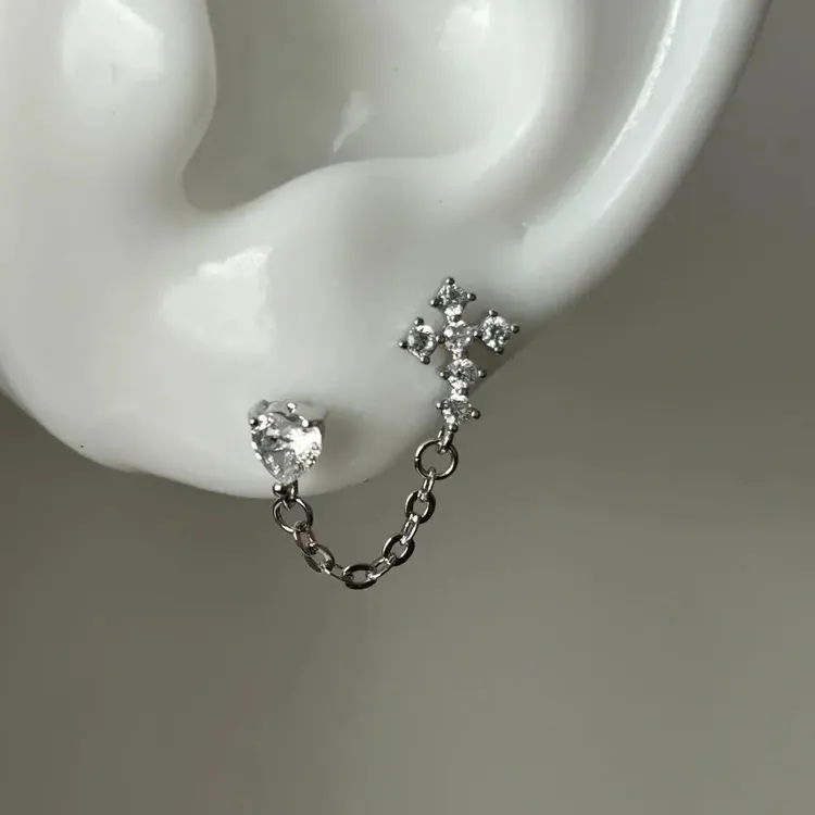 双耳洞绝配y2k甜酷辣妹十字爱心耳骨钉2025新款小众设计精致百搭