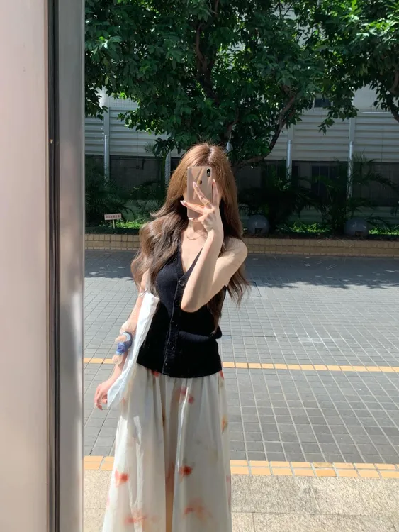 2025夏季新款温柔风韩系穿搭黑色无袖针织衫上衣碎花半身裙两件套