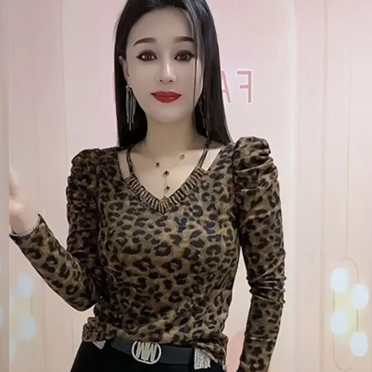 16357抽褶长袖镂空T恤时尚印花打底衫百搭印章秋季V领女士
