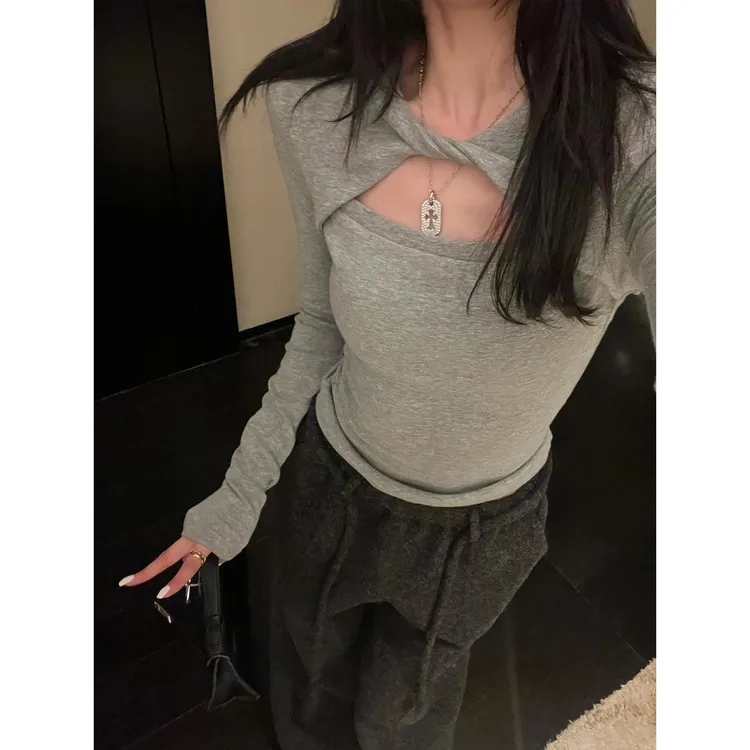 区区欧阳"心机打底王"升温薄绒!RO解构扭结镂空长袖T恤打底衫上衣