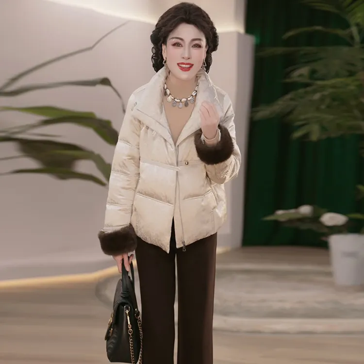 新中式中老年妈妈装2025冬季新款时尚羽绒服女立领保暖显瘦外套