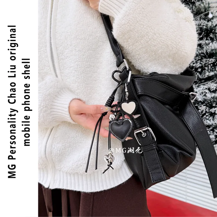 ins黑爱心包包挂件高级感时尚百搭款编织钥匙扣搭子配饰书包挂饰