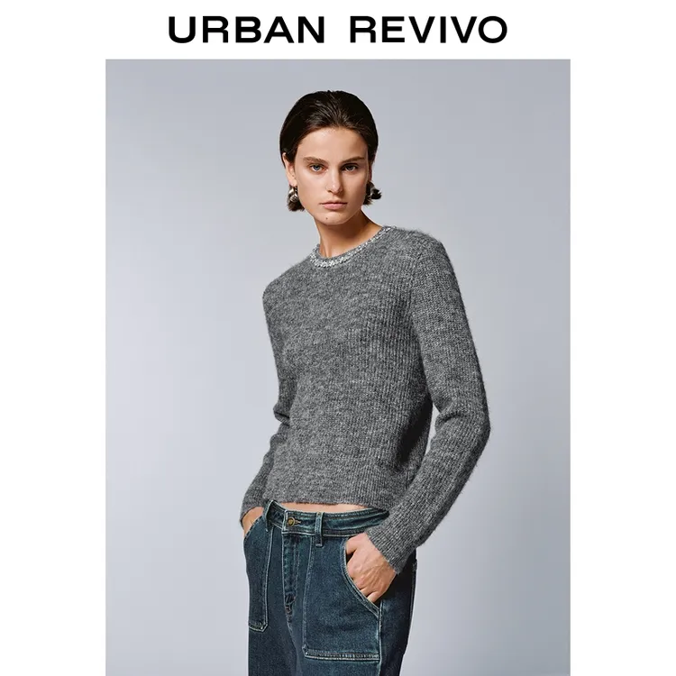 UR2025冬季新款女装气质简约钻饰纽扣圆领针织衫UWM950140