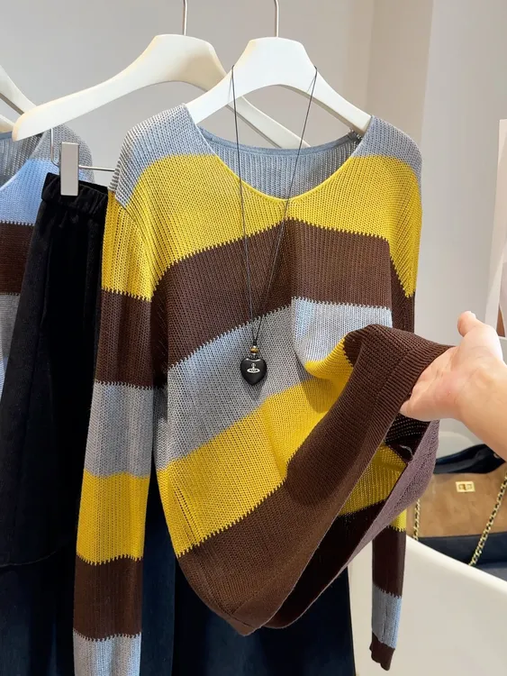 V领撞色条纹针织衫女2025秋新款时尚拼色内搭打底衫宽松套头毛衣