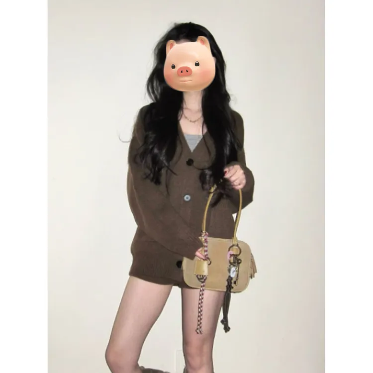 巨好看的韩系早秋氛围感穿搭一整套咖色V领毛衣开衫短裤两件套装