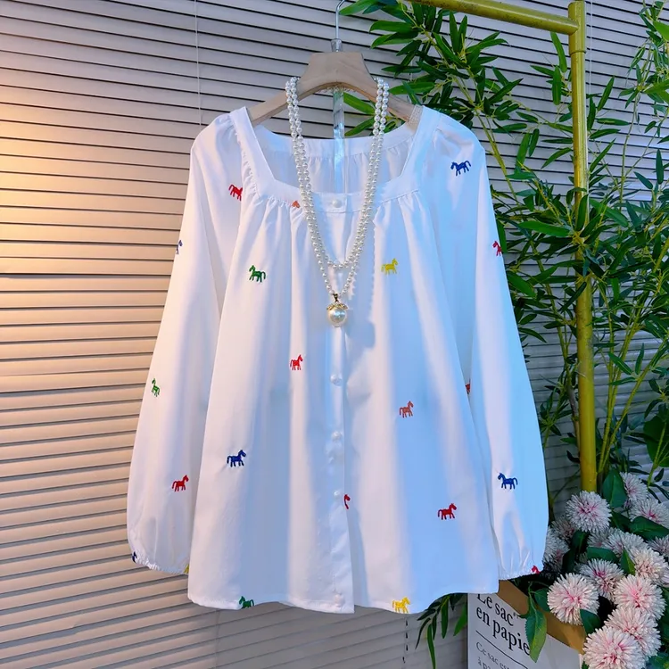 1653胖mm欧货时尚韩系减龄刺绣彩色小马方领重工刺绣宽松遮肉衬衫