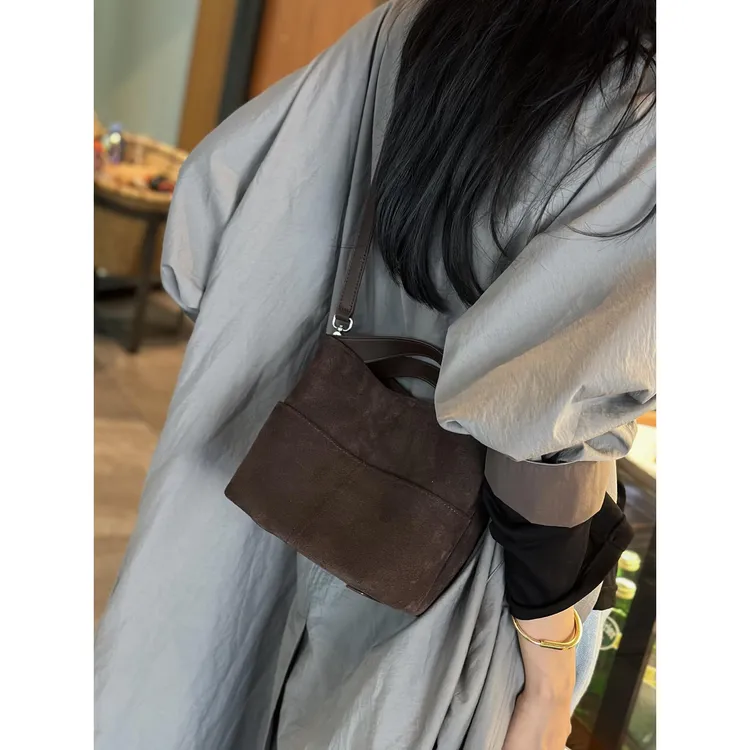 磨砂水桶包女2025新款覆古美拉德手提包高级感单肩斜挎包