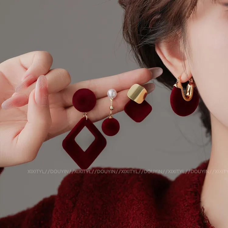 铜合金耳饰 复古红色丝绒耳钉女秋冬轻奢高级感耳环独特新年耳饰