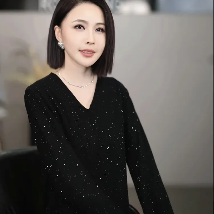 溶溶【魅力星辰】RONGRONG 绵羊毛莱赛尔V领珠片纱上衣C-I2051029