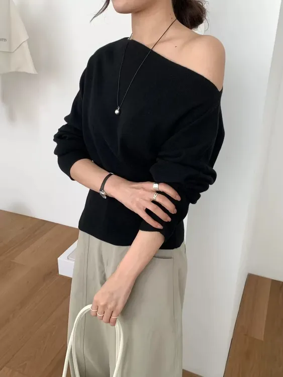 法式高级感斜领露肩长袖收腰开叉不规则毛衣