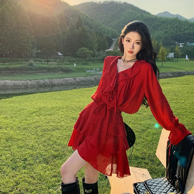 2025新款西北旅游穿搭上镜显白红色荷叶边套装裙V系带V领上衣半裙