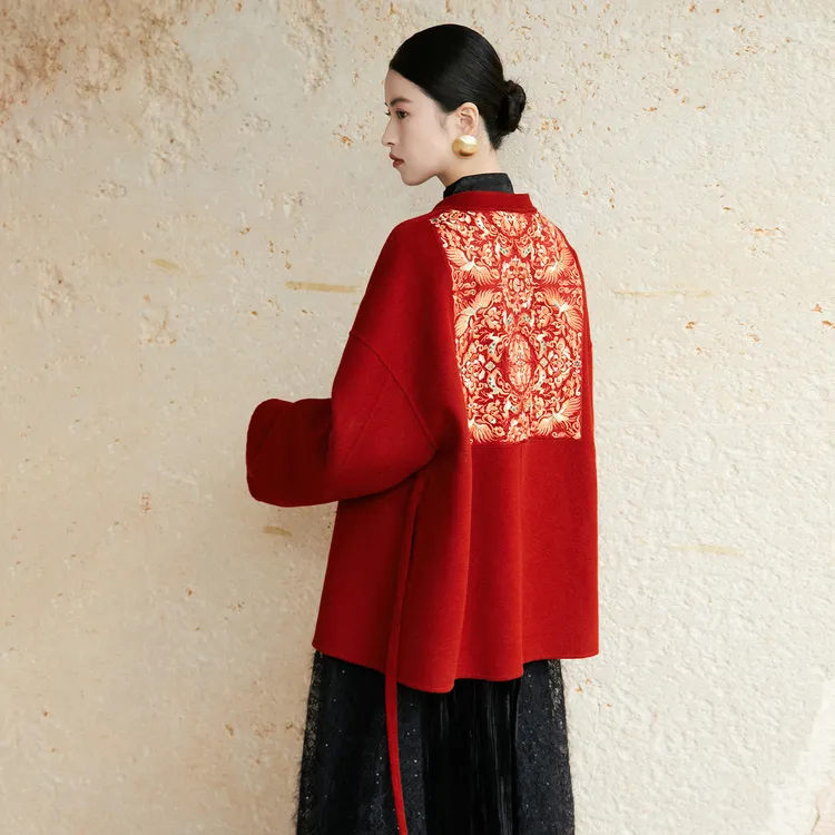随时anytime 垂缕丨后背满幅绣花丨新中式红色美利奴羊毛大衣女