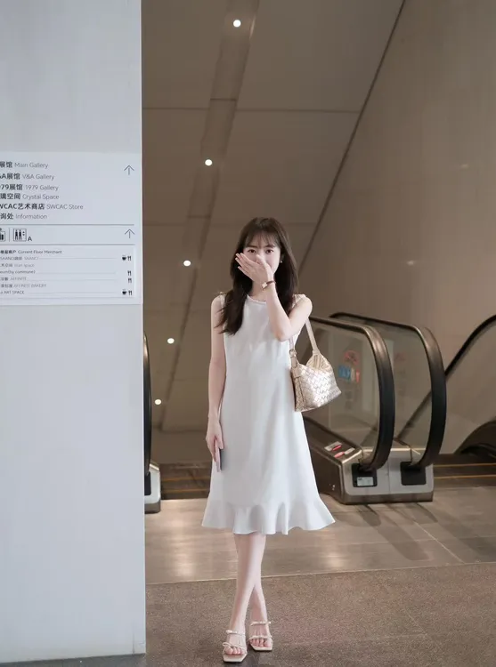 温柔风气质高级感法式荷叶边短裙2025夏季新款法式白无袖连衣裙女