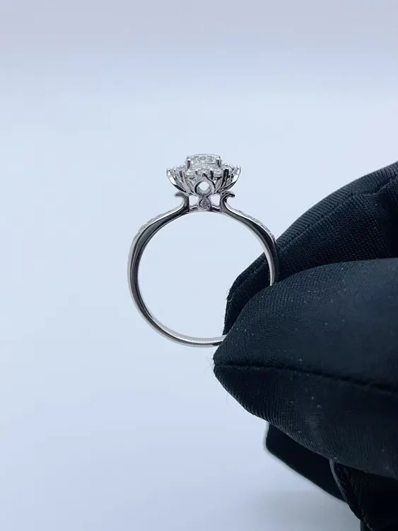 18k金灿若星辰婚戒，主石40分，副石27.6分，颜色DE，净度VS.