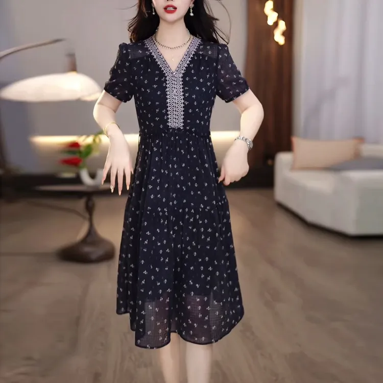 轻熟风碎花连衣裙女2025新款夏季中长款收腰遮肚藏肉妈妈装a字裙