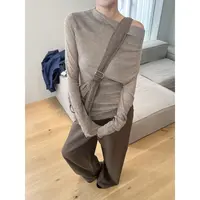KIOKWANG//KKWANG秋季新款 特殊面感时尚一字长袖斜肩上衣