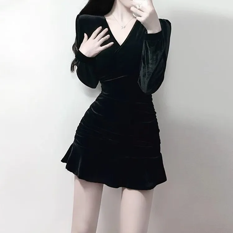 小个子连衣裙秋冬高级感生日礼服裙御姐穿搭显身材短款丝绒小黑裙