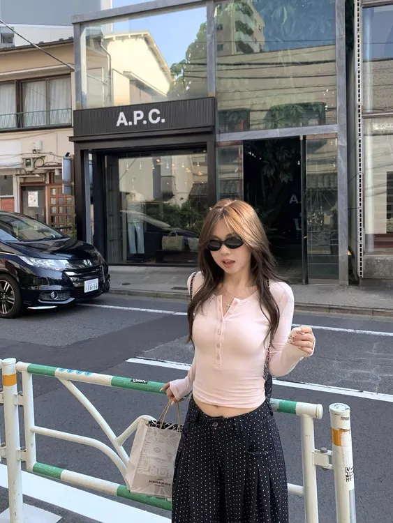 粉色半开v领纽扣长袖t恤女秋季纯欲风收腰打底衫正肩修身短款上衣