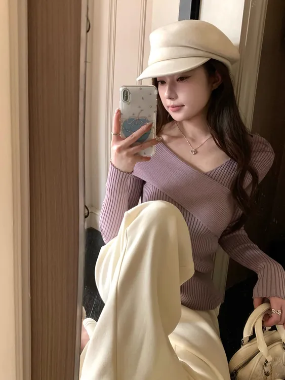 设计感灰紫色交叉V领针织打底衫女秋季锁骨修身显瘦毛衣露肩上衣