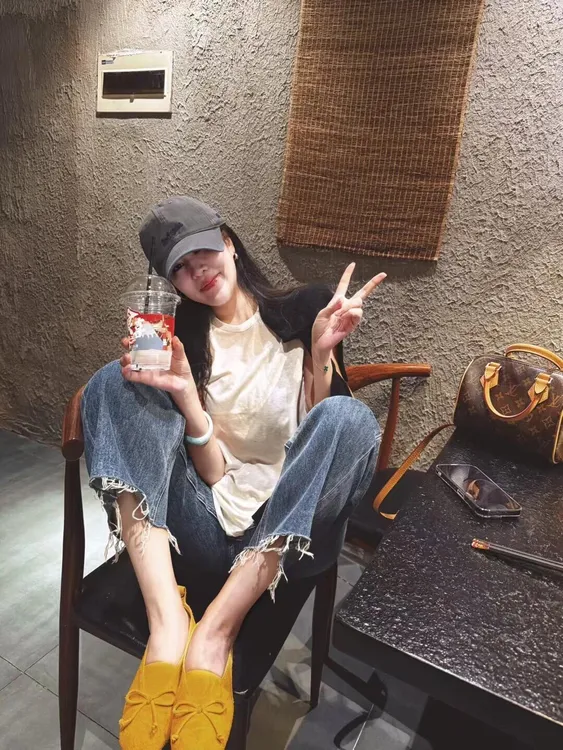 2025秋季新款白色短袖正肩t恤女显瘦体恤上衣百搭高腰牛仔裤套装