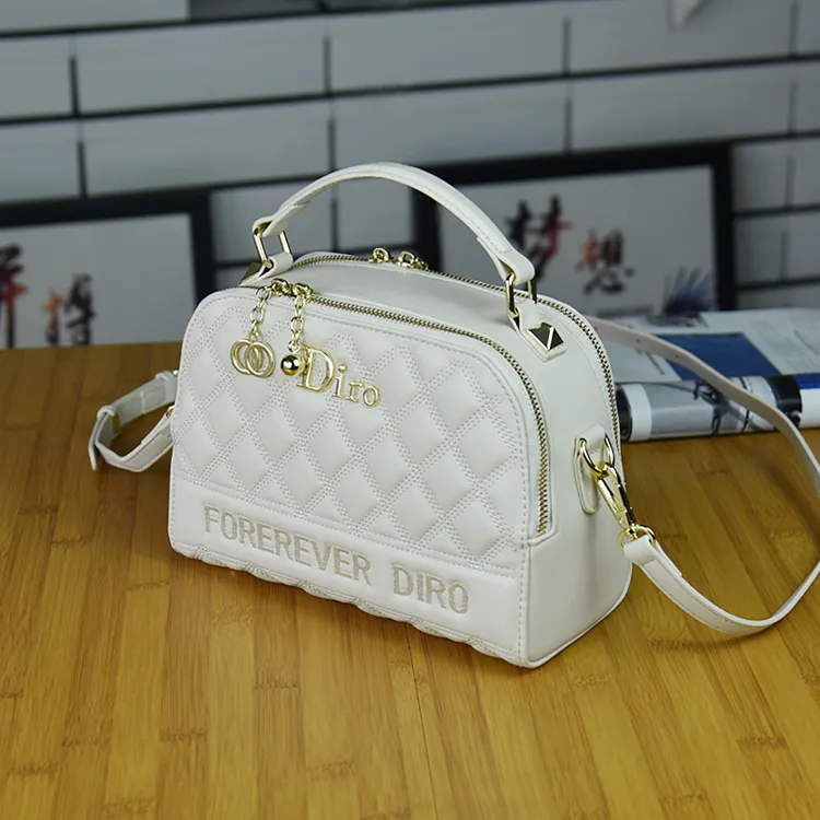 香港品牌正品2025真皮高级小香风菱格手提枕头包波士顿包单肩斜挎