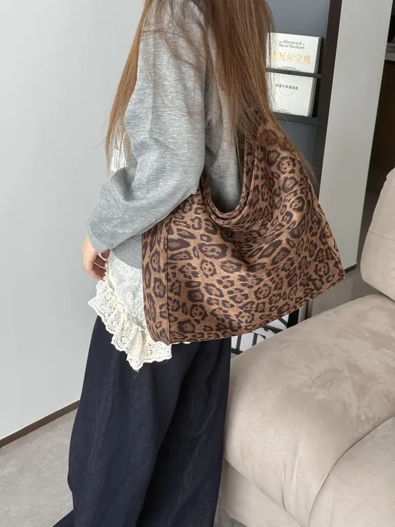 【菜芽子】2025秋冬新款豹纹包包女通勤大容量百搭麂皮单肩包托特包