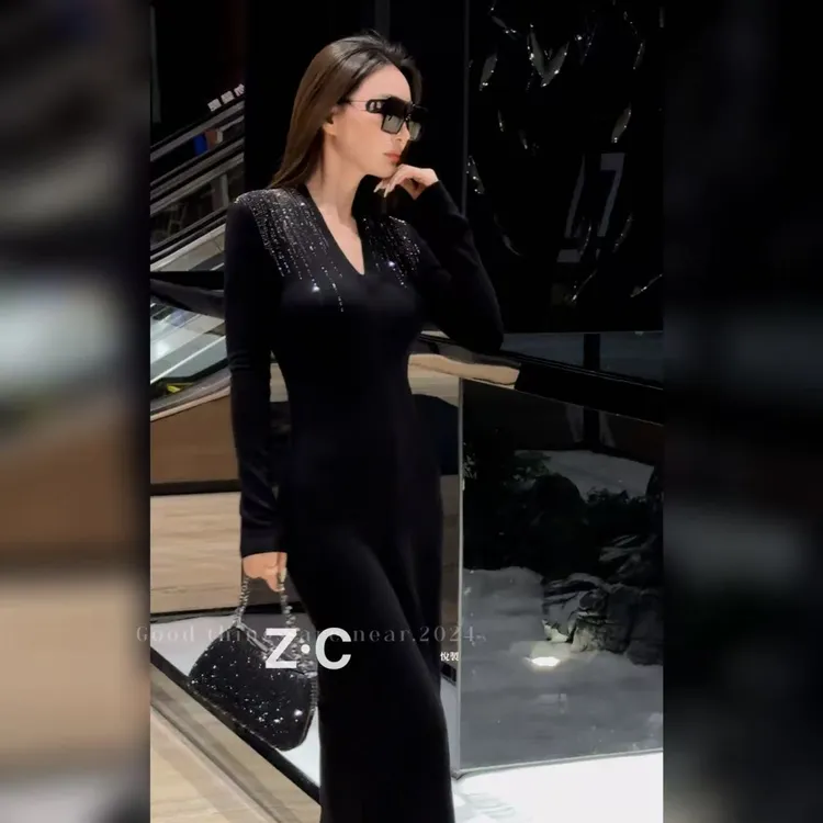 【新品】A-02438气质中长裙修身设计师款秋冬黑色烫钻连衣裙