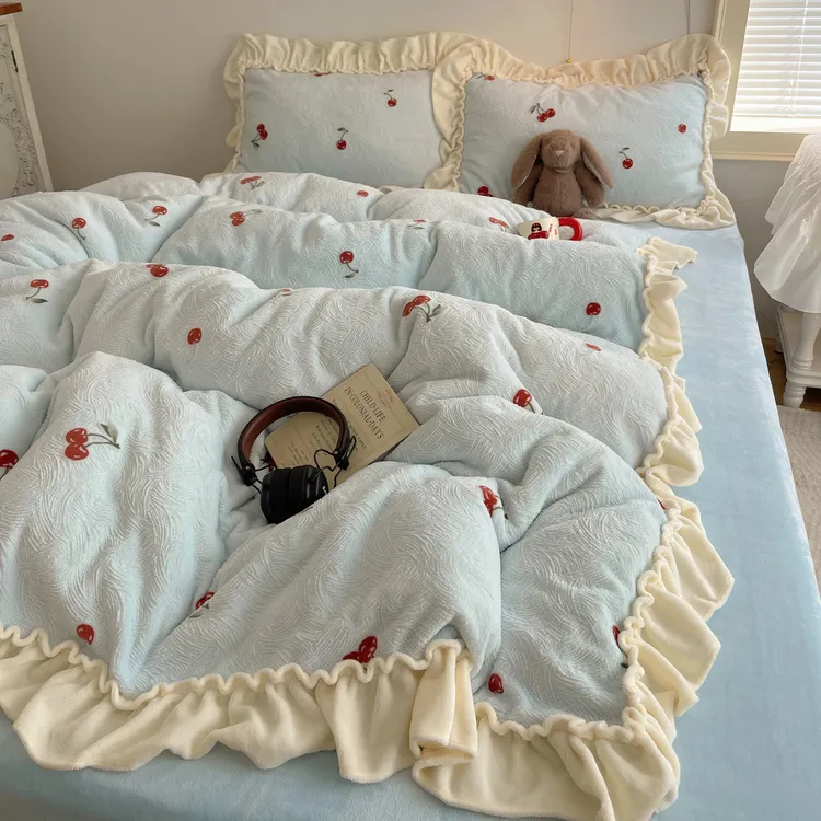 新款公主风花边保暖雕花牛奶绒四件套双面绒加厚绒被套珊瑚绒床单