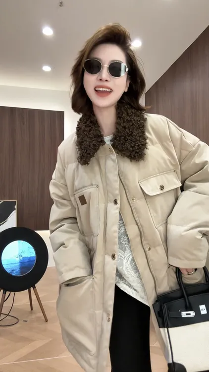 月月 2025秋冬新款小众设计极简毛领拼接大口袋羽绒服 2510C7321