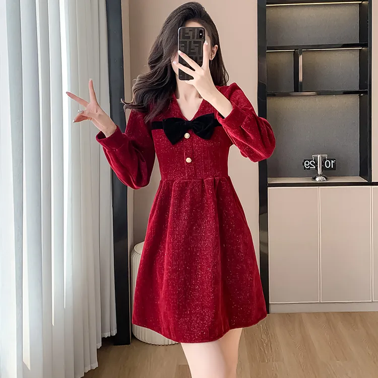 法式小香风V领红色连衣裙女秋冬新款过年新年轻奢高端亮丝小个子