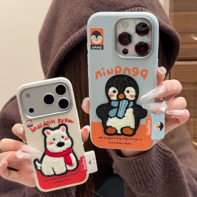 可爱刺绣毛绒企鹅西高地适用苹果17/16手机壳华为P70vivo小米oppo