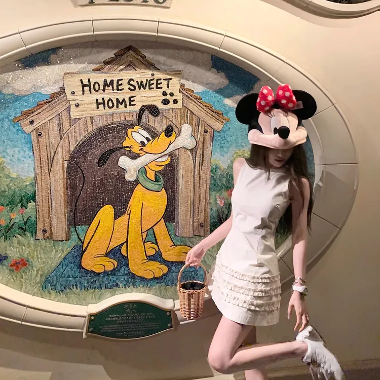 恋爱进行时 温柔小个子收腰纯色下摆木耳边无袖连衣裙名媛轻奢裙