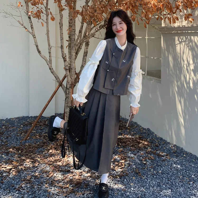 国风新中式蝴蝶刺绣马甲半身裙衬衣套装三件套女早秋季miu里miu气