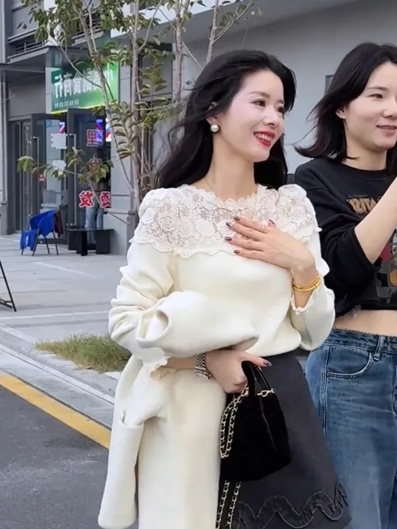 蕾丝刺绣花朵拼接毛衣女秋冬新款独特修身显瘦打底内搭针织衫上衣