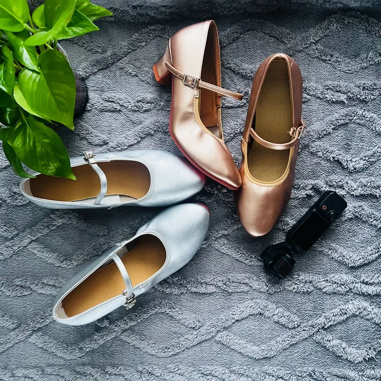 新疆舞蹈鞋女款爆款2025新款正品软底专业广场舞鞋拉丁舞鞋摩登鞋