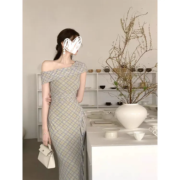 复古名媛露肩斜领连衣裙女不规则花边收腰显瘦格纹长裙裙子 D8104
