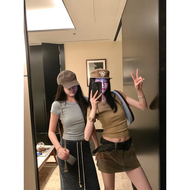 区区欧阳 针织短袖T恤女夏季新款修身显瘦设计感小众正肩圆领上衣