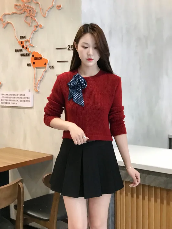 早秋圆领配丝巾镂空针织衫显瘦上衣