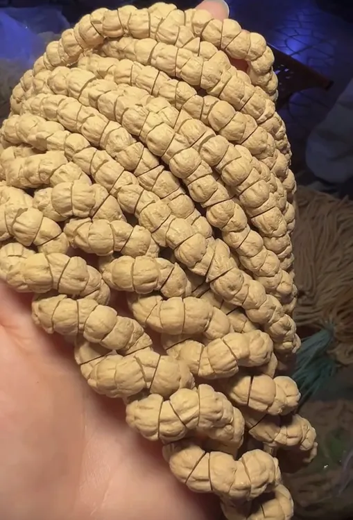 成年人解压小玩具。奶油斜切几何肠，尺寸8左右