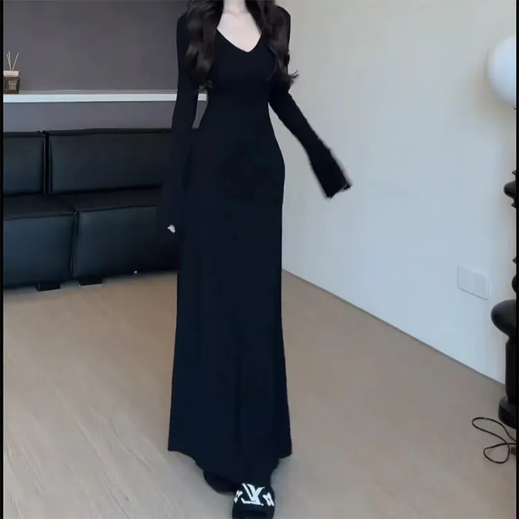 现货V领赫本风黑色喇叭长袖针织连衣裙春秋高级打底内搭修身显瘦