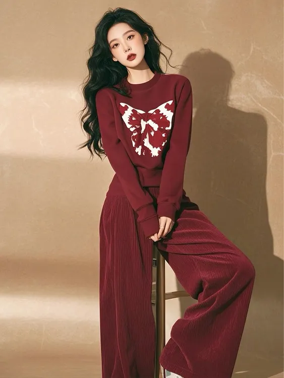 韩系搭配一整套冬装酒红色蝴蝶印花套头卫衣时尚阔腿裤高级感套装