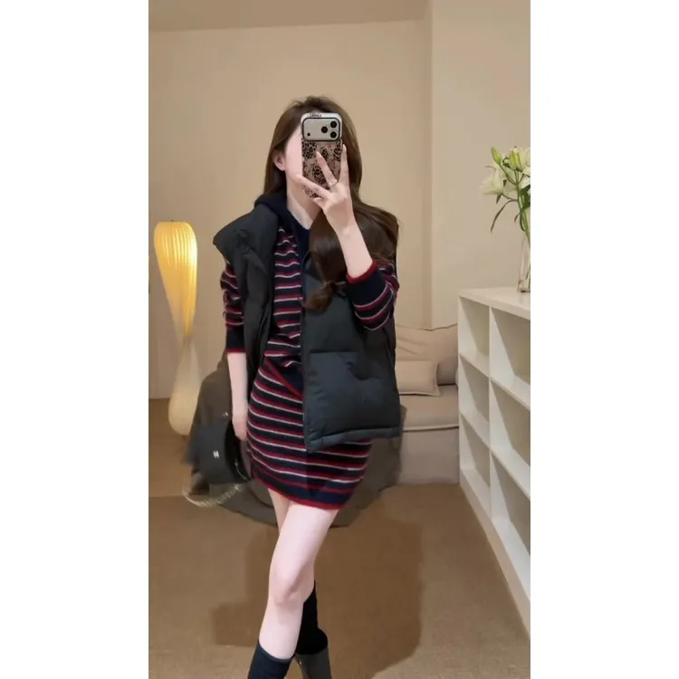 秋冬穿搭软糯慵懒风深灰色条纹polo衫半身裙针织套装黑色宽松马甲